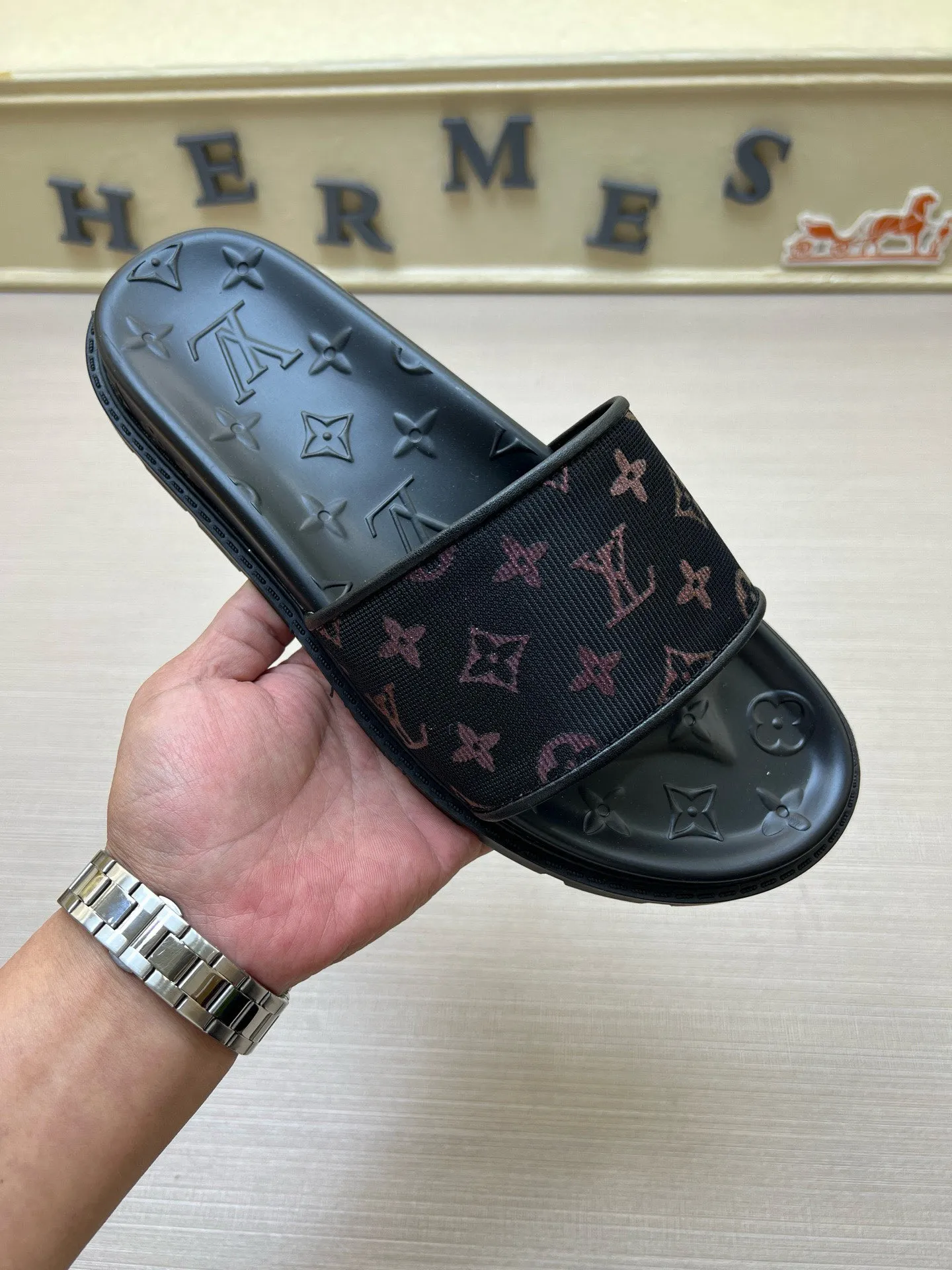 P270🏆Louis Vuitton 🏆[Louis Vuitton] Spring/Summer 2025 [Men's Flip Flops] 🎯🎯As an active family in the fashion industry ⭐ Lv is characterized by bold innovation ⚡Create this casual business style for Chinese fashionable men ✨The fabric is made of imported high-grade cowhide 🔥 Clean and neat ⚡Fashionable and elegant🌹Breathable, sweat-absorbent and deodorant👈So luxurious, high-end and domineering. 👍Must be sold if you repost the picture. Number of yards: 38--46. Color: 🎉 For large quantities. Welcome to repost.
